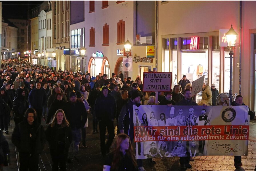 Mengele-Vergleich: Zwickauer Landgericht sieht darin keine Volksverhetzung - Bei den Montagsdemos in Zwickau waren 2022 teils mehr als tausend Menschen auf der Straße. Inzwischen ist der Zulauf stark zurückgegangen.