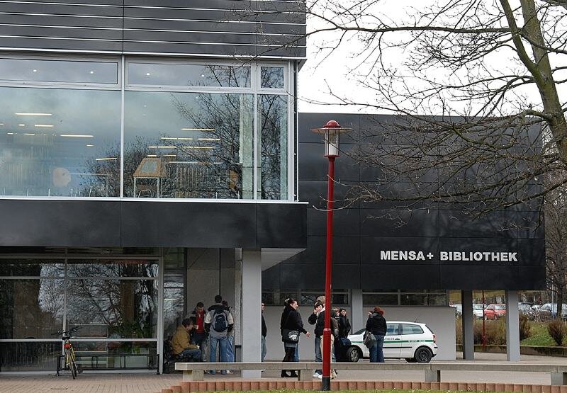 Mensa- und Bibilotheksgebäude erstrahlen in neuem Glanz - 
              <p class="artikelinhalt">Die Mensa der Hochschule Mittweida ist gründlich saniert worden. </p>
            