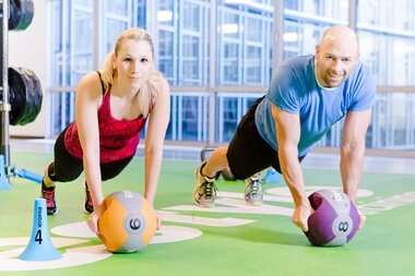 Es soll Spaß machen: Beim Functional Training, hier im Fitnessstudio Fitness First in Berlin, werden viele Hilfsmittel eingesetzt, um die Übungen abwechslungsreicher zu gestalten.