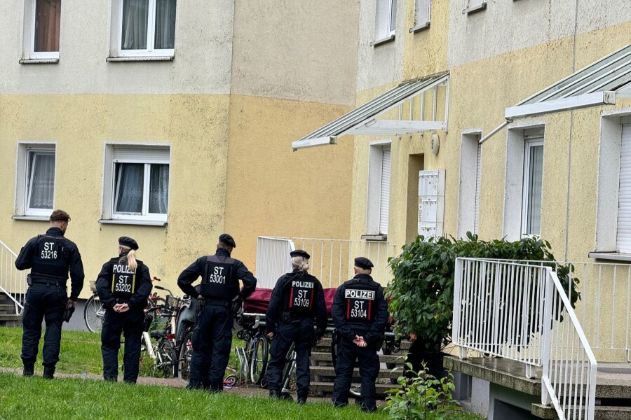 Menschen auf privater EM-Party verletzt: Polizei tötet Täter - Polizisten am Einsatzort in Wolmirstedt.