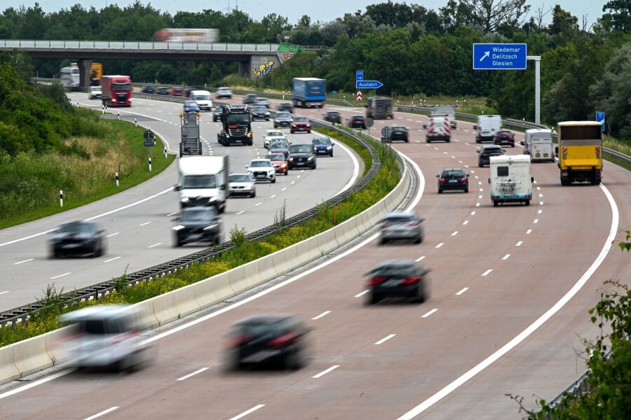 Menschen fahren weniger Kilometer mit dem Auto - Autos auf der A9 bei Wiedemar.
