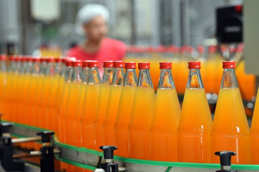 Menschen in Deutschland trinken weniger Saft - Apfelsaft wird abgefüllt. Zahlen des Statistischen Bundesamt zeigen: Orangensaft und ähnliche Säfte waren 2023 gut 30 Prozent teurer als im Jahr 2020.