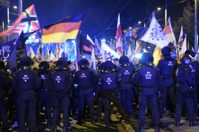 Menschen in Ostdeutschland blicken skeptisch auf USA - Teilnehmer einer Demonstration werden von Polizisten gestoppt. Die Initiatoren der rechten Demo unter dem Motto "Ami go home" fordern von den USA, ihre Truppen und Atomwaffen auf deutschem Boden abzuziehen.