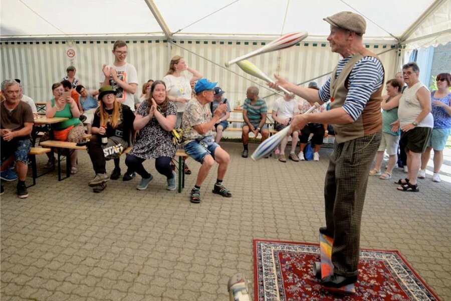 Menschen mit und ohne Behinderung feiern gemeinsam in Auerbach - Die Bühne - selbst wenn sie streng genommen nur ein Teppich war - gehörte am Samstag bei der Lebenshilfe in Auerbach Clown Jens Bühring.