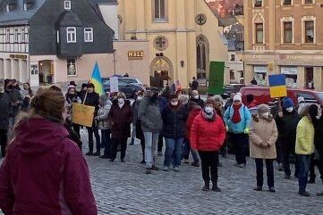 Menschen setzen Zeichen für Frieden - Gut 170 Menschen setzten am Sonntagnachmittag in Stollberg ein Zeichen gegen den Krieg.