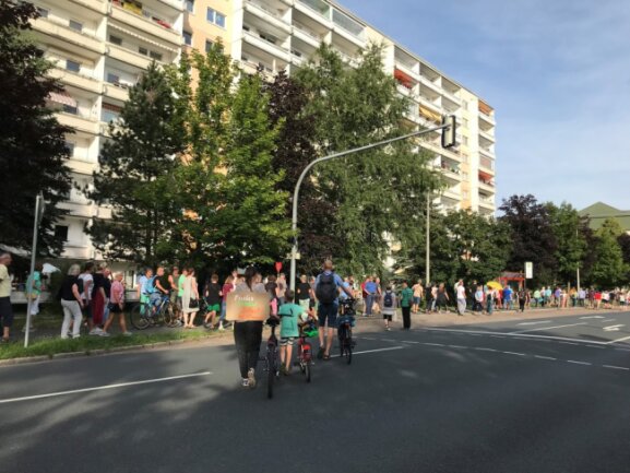 Menschenkette bei "Montagsdemo" in Freiberg - 