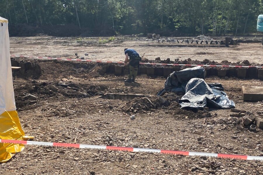 Menschliche Knochen bei Abrissarbeiten in Zwickau gefunden - Ermittler untersuchen den Fundort an der Zwickauer Saarstraße. In dem Schacht in der BIldmitte wurden die Knochenteile entdeckt.