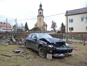 Mercedes durchbricht Zaun - Fahrer flüchtet zu Fuß - 