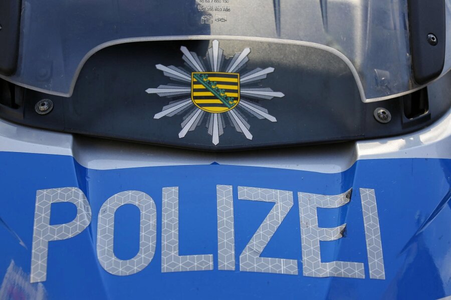 Mercedes fährt bei Netzschkau in den Graben - Wer saß am Steuer? - Die Polizei ermittelt zu einem Unfall in Netzschkau.