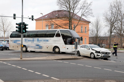 Mercedes-Fahrerin bei Kollision mit Reisebus verletzt - 