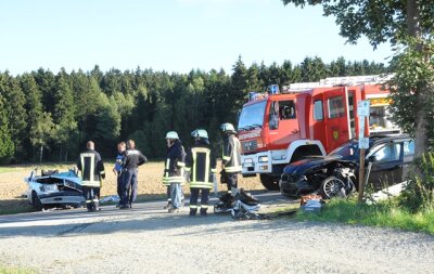 Mercedes-Fahrerin stirbt bei Unfall zwischen Tiefenbrunn und Posseck - 