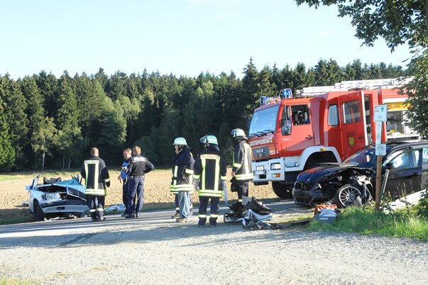 Mercedes-Fahrerin stirbt bei Unfall zwischen Tiefenbrunn und Posseck - 