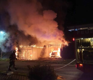 Mercedes in Carport brennt komplett aus - 