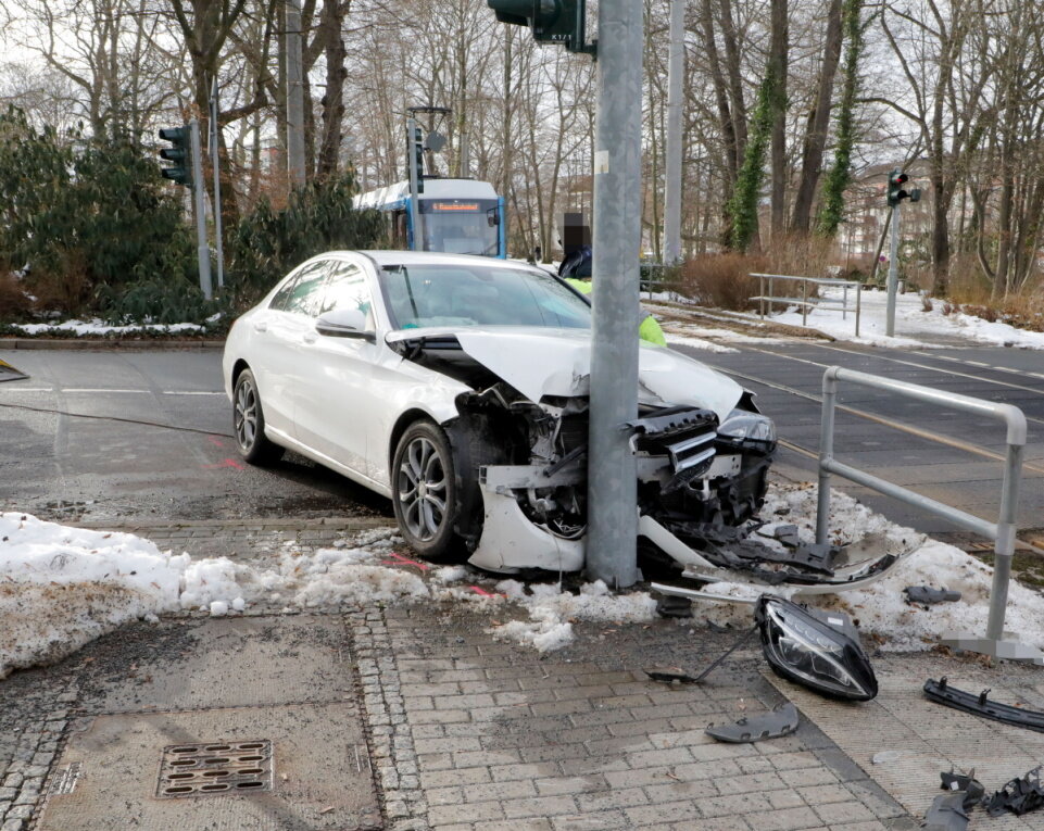 Mercedes Kollidiert Mit Straßenbahn