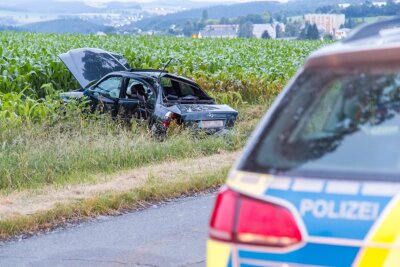Mercedes kracht bei Hilmersdorf gegen Bäume - Fahrer schwerverletzt - Autofahrer krachte am Mittwochabend bei Hilmersdorf gegen einen Baum. Das Fahrzeug blieb im Graben liegen.