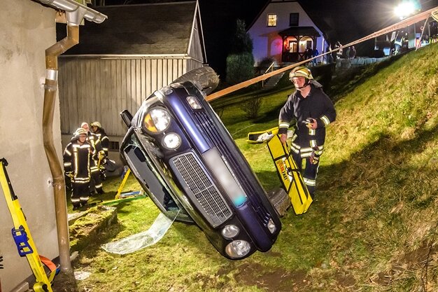 Mercedes rollt Abhang hinunter - Anwohner sichern Fahrzeug mit Holzstämmen - 