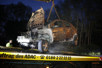 Mercedes vollständig ausgebrannt - 