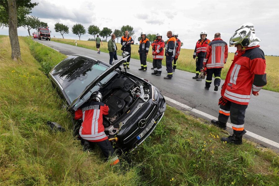 Mercedesfahrer landet im Crimmitschauer Ortsteil Lauenhain im Graben - Bei einem Unfall am Dienstagmittag in Lauenhain war auch die Feuerwehr im Einsatz.
