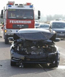 Mercedesfahrerin übersieht Volkswagen - Unfall am Dienstag auf der Bundesstraße 93. 