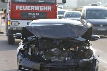 Mercedesfahrerin übersieht Volkswagen - Unfall am Dienstag auf der Bundesstraße 93. 