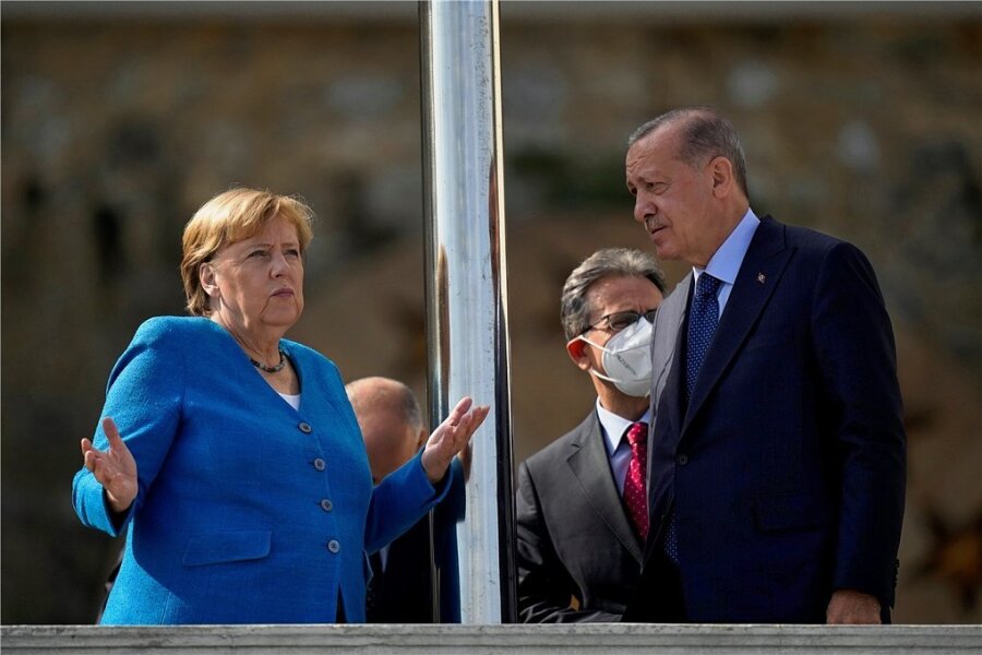 Auf dem Balkon der Präsidentenvilla in Istanbul: Bundeskanzlerin Angela Merkel und der türkische Staatspräsident Recep Tayyip Erdogan. 