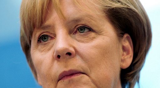 Merkel bestürzt über Zugunglück bei Magdeburg - Bundeskanzlerin Angela Merkel (CDU) hat sich bestürzt über das schwere Zugunglück gezeigt, bei dem in Sachsen-Anhalt mindestens zehn Menschen getötet wurden. "Meine Gedanken sind bei den trauernden Familien der Opfer, ihnen gilt mein aufrichtiges Mitgefühl", teilte Merkel in Berlin über ihren Sprecher mit. (Archivbild)