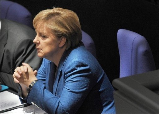 Merkel: Habe in 80er Jahren angepasstes Leben geführt - Bundeskanzlerin Angela Merkel (CDU) hat nach eigenen Worten in den 80er Jahren in der DDR ein politisch angepasstes Leben geführt. "Politisch habe ich natürlich ein angepasstes Leben geführt. Wenn ich immer gesagt hätte, was ich gedacht habe, dann wäre mein Leben anders verlaufen", sagte Merkel der "Bild am Sonntag". Merkel wollte nach eigenen Worten aber nicht um jeden Preis mit dem Regime auskommen: "Ich hätte nie einen Freund verraten. Ich hätte nie bei der Stasi mitgemacht und andere verpfiffen", sagte die Bundeskanzlerin. "Ich habe oft geschwiegen, aber ich habe nur ganz selten etwas gesagt, was ich eigentlich nicht vertreten konnte."