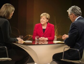 Merkel: "Ich kämpfe für meinen Weg" - TV-Interview in unruhigen Zeiten: Bundeskanzlerin Angela Merkel (CDU) ist in der Flüchtlingskrise von der EU enttäuscht. Am offenen deutschen Kurs in der Asylpolitik will sie festhalten.