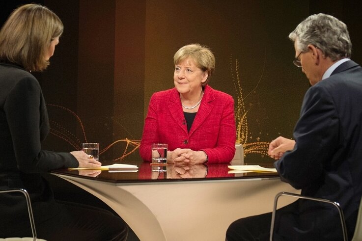 Merkel: "Ich kämpfe für meinen Weg" - TV-Interview in unruhigen Zeiten: Bundeskanzlerin Angela Merkel (CDU) ist in der Flüchtlingskrise von der EU enttäuscht. Am offenen deutschen Kurs in der Asylpolitik will sie festhalten.