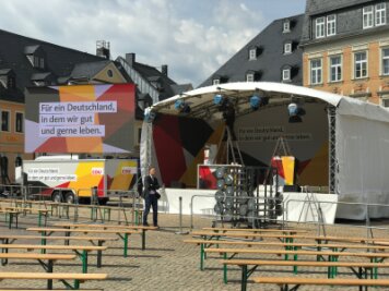 Merkel in Annaberg-Buchholz - Der Live-Ticker zum Nachlesen - Die Bühne samt Leinwand steht am Mittag.