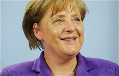 Merkel sagt Besuch bei DFB-Team ab - Bundeskanzlerin Angela Merkel hat am Nachmittag ihren für den Abend geplanten Besuch im WM-Trainingslager der deutschen Fußball-Nationalmannschaft in Südtirol wegen des Rücktritts von Bundespräsident Horst Köhler abgesagt.