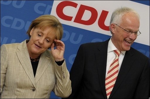 Merkel: Steuersenkungen auf absehbare Zeit nicht umzusetzen - Die von der schwarz-gelben Koalition geplanten Steuerentlastungen wird es vorerst nicht geben. Steuersenkungen "sind auf absehbare Zeit nicht umzusetzen", sagte Bundeskanzlerin Angela Merkel (CDU) in Berlin. Die Konsolidierung des Haushalts habe Vorrang.