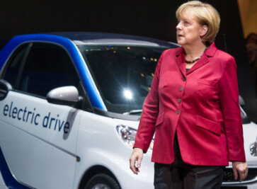 Merkels Meilenstein bei Elektroautos erreicht - Angela Merkel im Jahr 2013 bei der 65. Internationalen Mobil-Ausstellung in Frankfurt/Main vor einem Elektro-"Smart".