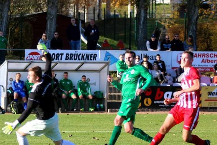 Merkur holt ersten Heimsieg - In der Nachspielzeit der ersten Halbzeit erzielte Marcel Schuch (Mitte) hier mit einem wunderschönen Heber das 1:0 für den SV Merkur Oelsnitz gegen die Gäste aus Stollberg. Am Ende gewann Merkur 3:0. 