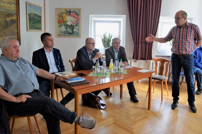 Thomas Hofmann (rechts) vom Heimatverein Coschütz moderierte das Bürgerforum mit den drei Kandidaten Sven Haller, Sandro Bauroth und Axel Markert. Ganz links: Ortsvorsteher Andreas Oberlein. 