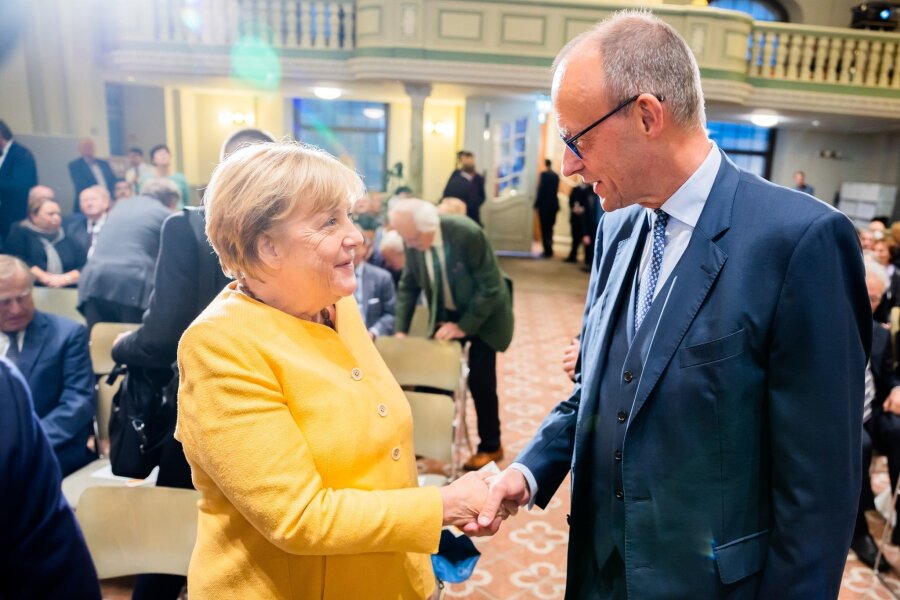 Merz kündigt Empfang zum 70. Geburtstag von Merkel an - Angela Merkel und Friedrich Merz begrüßen sich bei der Eröffnungsveranstaltung der Bundeskanzler-Helmut-Kohl-Stiftung  im September 2022.