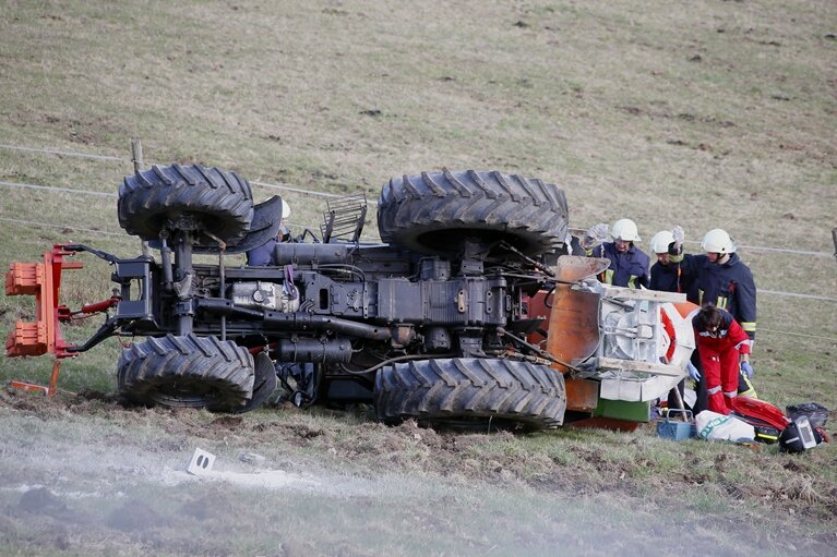 Merzdorf: Traktor überschlagen - Fahrer tot - Ein Traktorfahrer ist am Sonntagnachmittag bei einem Unfall im Lichtenauer Ortsteil Merzdorf ums Leben gekommen.