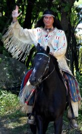 Mescalero-Apachen kennen ihren "berühmtesten Häuptling" nicht - In Deutschland leibhaftig: Mescalero-Häuptling Winnetou, dargestellt von Jean-Marc Birkholz, der erst in Rathen auftrat, seit 2012 in Elspe. 