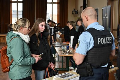Messe in Rochlitz: Alles über Wege in den Beruf - Bei der Bundespolizei informierte sich auch Hannah Leipe, Schülerin der 7. Klasse. schon einmal über Laufbahnen.