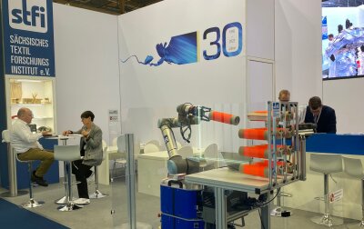 Messe Techtextil: Branche zeigt Neuheiten - Ein mobiles Robotersystem zur automatisierten Bestückung eines Spulengatters auf der Messe Techtextil.