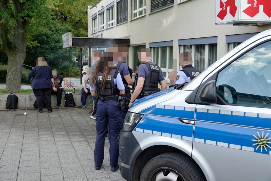 Messer, Gehhilfe und Stock als Waffen bei Schlägerei in Chemnitz – Polizei gibt neue Details bekannt - Polizei und Rettungsdienst waren am Mittwochabend wegen einer Schlägerei im Einsatz.