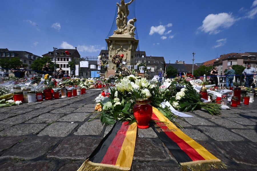 Messerangriff in Mannheim: Haftbefehl wegen Mordes eröffnet - Ein Trauerkranz des Bundespräsidenten liegt auf dem Marktplatz in Mannheim.
