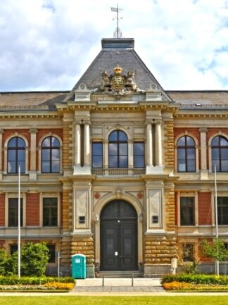 Der Eingang des Landgerichts in Zwickau, wo sich zurzeit ein 22-Jähriger wegen versuchten Totschlags verantworten muss. 