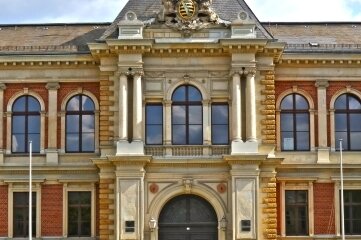 Messerattacke: Die Suche nach der Wahrheit ist kompliziert - Der Eingang des Landgerichts in Zwickau, wo sich zurzeit ein 22-Jähriger wegen versuchten Totschlags verantworten muss. 