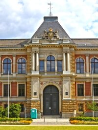 Messerattacke: Suche nach Wahrheit kompliziert - Der Eingang des Landgerichts in Zwickau, wo sich zurzeit ein 22-Jähriger wegen versuchten Totschlags verantworten muss. 