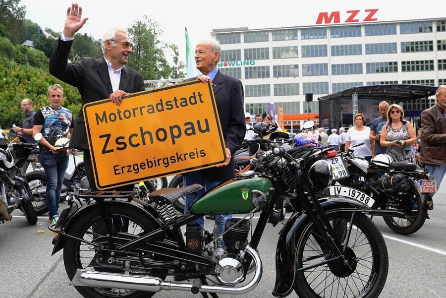 Der gleichnamige Enkel des DKW-Firmengründers Jørgen Skafte Rasmussen (l.) und Ex-VW-Chef Carl Horst Hahn gaben sich vor einem Jahr die Ehre, als Zschopau den Titel Motorradstadt verliehen bekam. An dieser Stelle wird in einer Woche nun wieder gefeiert.