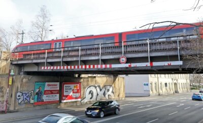 Metallbrücke soll in zehn Jahren endgültig ausgedient haben - Eine Erzgebirgsbahn überquert nahe dem Hauptbahnhof die Reichenbacher Straße. Die Brücke muss erneuert werden. Ob während der Baumaßnahme dort weiter Züge fahren können, ist noch unklar. 