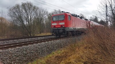 Metalldiebe legen Bahnverkehr zwischen Waldheim und Mittweida lahm - Dieser Zug musste heute Vormittag nahe des Haltepunktes Erlau gestoppt und die Fahrgäste evakuiert werden.