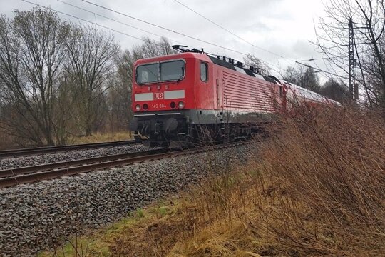 Metalldiebe legen Bahnverkehr zwischen Waldheim und Mittweida lahm - Dieser Zug musste heute Vormittag nahe des Haltepunktes Erlau gestoppt und die Fahrgäste evakuiert werden.