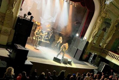 Metallegende Manowar spielt in der Stadthalle Zwickau - Die Band Manowar hat 2022 zwei Konzerte in Zwickau gegeben. Am Montag spielt sie in der Stadthalle. 